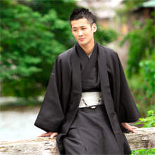 男性也可以穿著傳統和服漫遊京都，散策觀光！